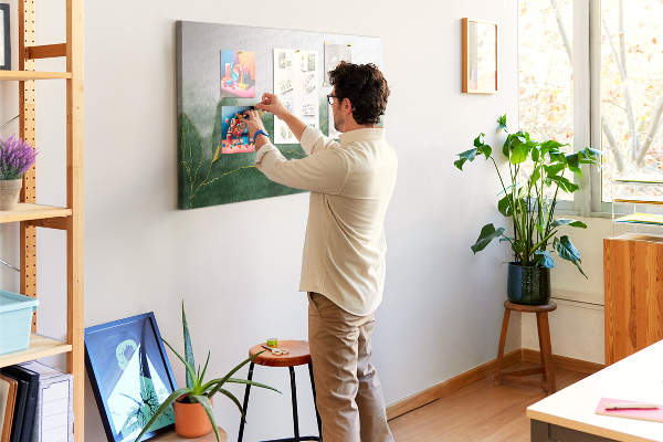 Prikbord met gouden accenten op groene bladeren
