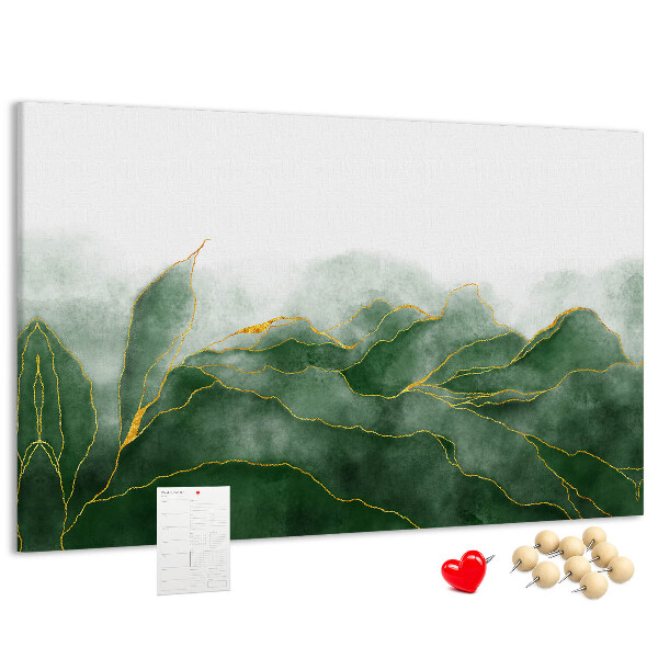 Prikbord met gouden accenten op groene bladeren