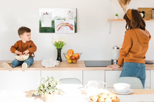 Prikbord met gouden accenten op groene bladeren