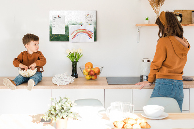 Prikbord met gouden accenten op groene bladeren