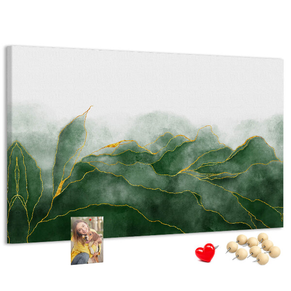 Prikbord met gouden accenten op groene bladeren