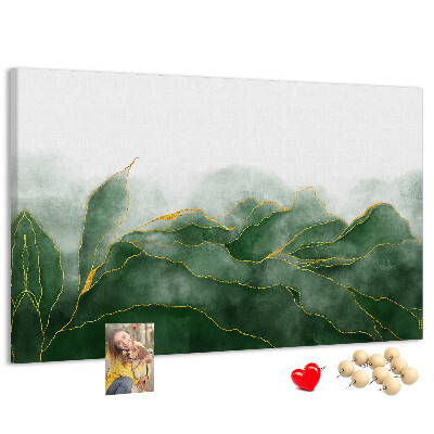 Prikbord met gouden accenten op groene bladeren