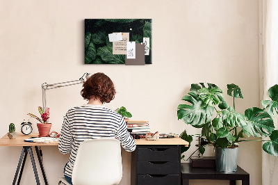 Kurken prikbord met een motief van groen vlechtwerk met bladeren