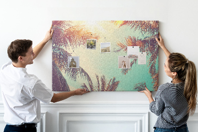 Prikbord met een tropische palmbomenprint tegen een blauwe hemel