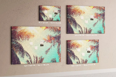 Prikbord met een tropische palmbomenprint tegen een blauwe hemel