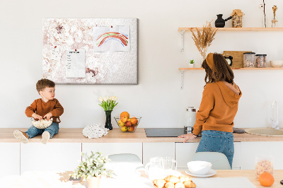 Kurkbord fijne witte pioenrozen op een lichte achtergrond
