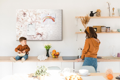 Kurkbord fijne witte pioenrozen op een lichte achtergrond