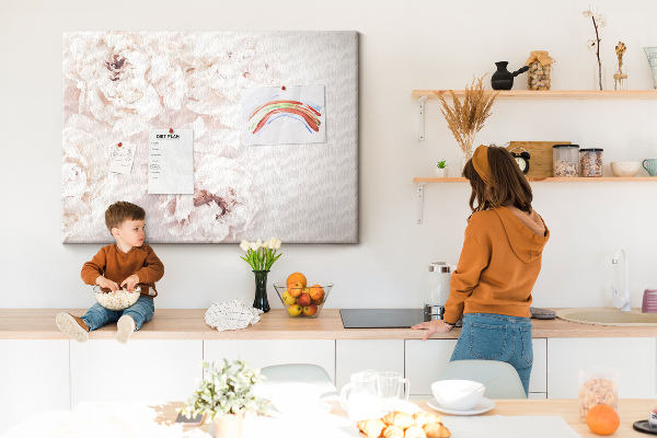 Kurkbord fijne witte pioenrozen op een lichte achtergrond