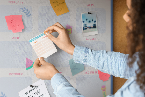 Kurkbord jaarplanner met fruitmotief