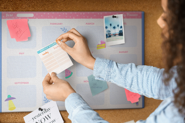 Kurkbord jaarplanner met fruitmotief