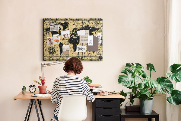 Prikbord met een oude wereldkaart in zwart en goud