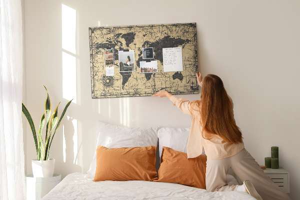 Prikbord met een oude wereldkaart in zwart en goud