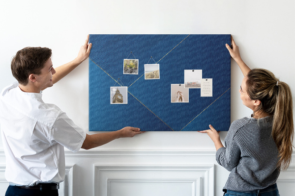 Kurk prikbord met elegante geometrische patronen in blauwe tinten