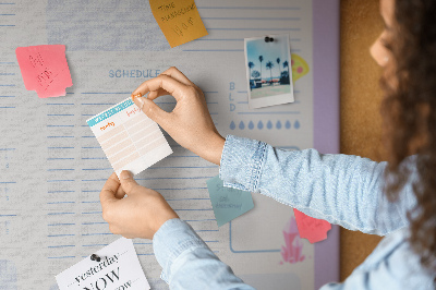 Kurkbord weekplanner met kleurrijke accenten
