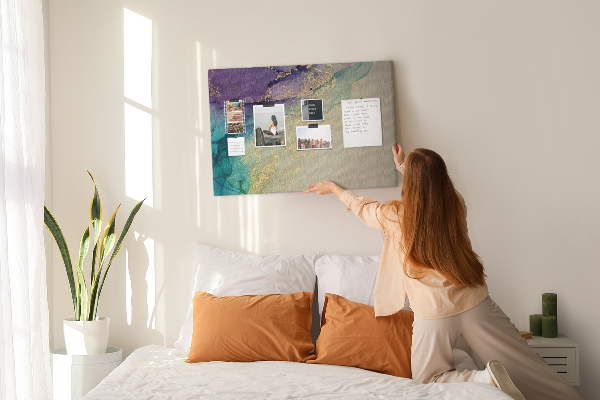 Kurkbord met gouden accenten op een abstracte waterachtergrond