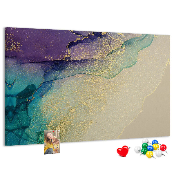 Kurkbord met gouden accenten op een abstracte waterachtergrond