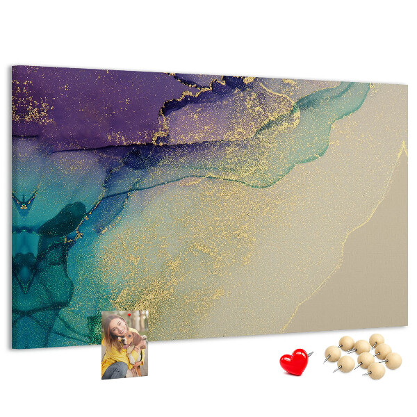 Kurkbord met gouden accenten op een abstracte waterachtergrond