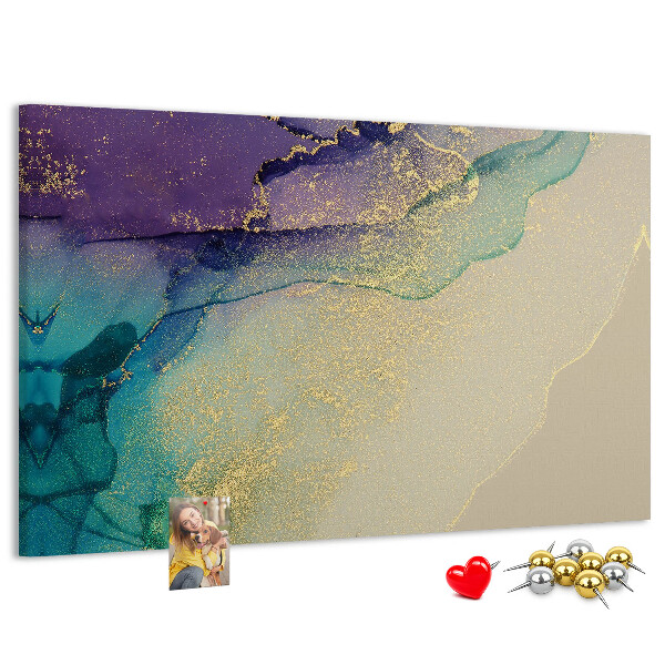 Kurkbord met gouden accenten op een abstracte waterachtergrond