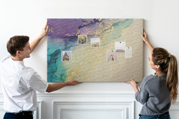 Kurkbord met gouden accenten op een abstracte waterachtergrond