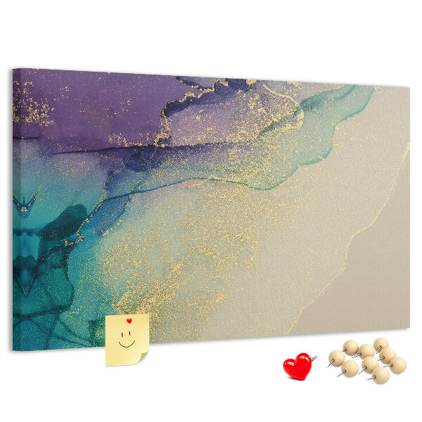 Kurkbord met gouden accenten op een abstracte waterachtergrond