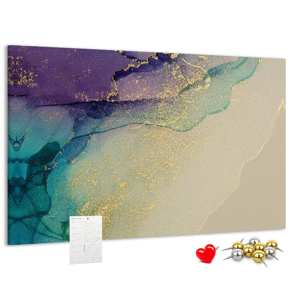 Kurkbord met gouden accenten op een abstracte waterachtergrond