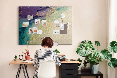 Kurkbord met gouden accenten op een abstracte waterachtergrond