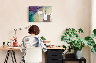 Kurkbord met gouden accenten op een abstracte waterachtergrond