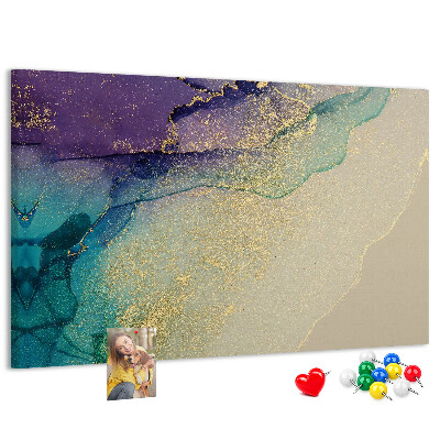 Kurkbord met gouden accenten op een abstracte waterachtergrond