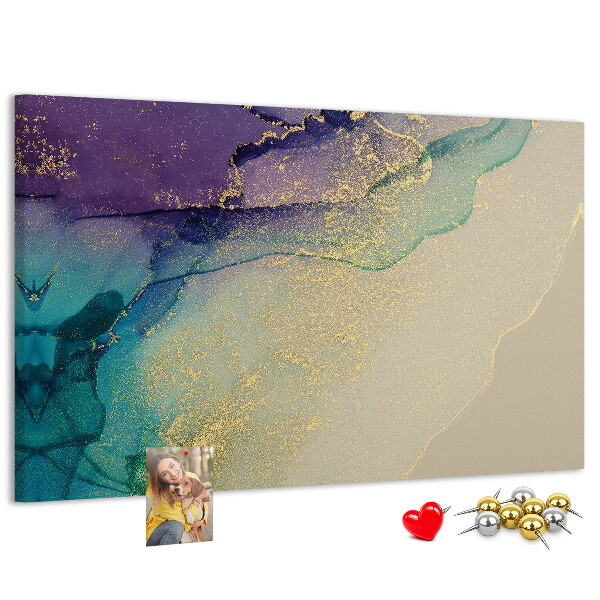 Kurkbord met gouden accenten op een abstracte waterachtergrond