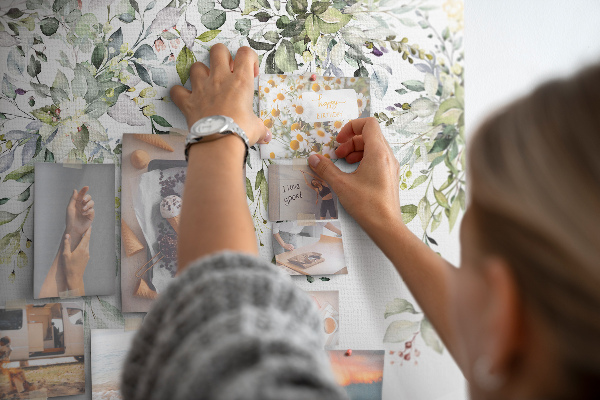 Kurken prikbord met een motief van groene bladeren en tere bloemen