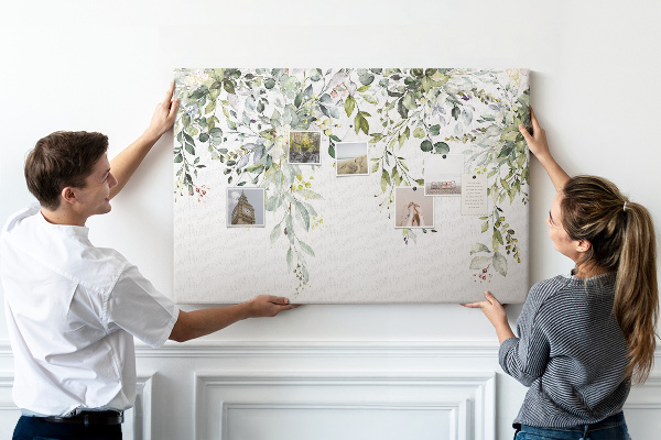 Kurken prikbord met een motief van groene bladeren en tere bloemen
