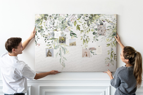 Kurken prikbord met een motief van groene bladeren en tere bloemen