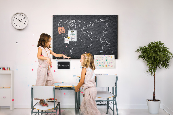 Kurk prikbord met een wereldkaart op een schoolbordachtergrond
