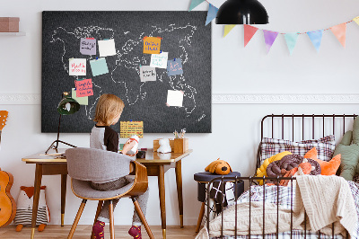 Kurk prikbord met een wereldkaart op een schoolbordachtergrond