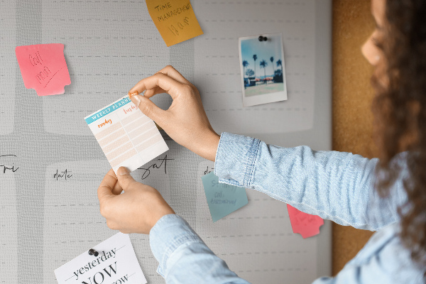 Prikbord weekplanner met plantenaccenten