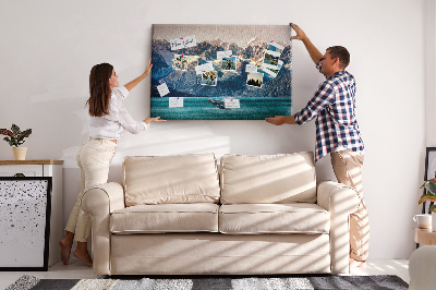 Kurken prikbord met een afbeelding van een springende walvis in een bergfjord