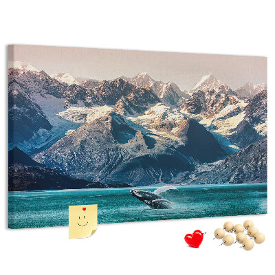 Kurken prikbord met een afbeelding van een springende walvis in een bergfjord