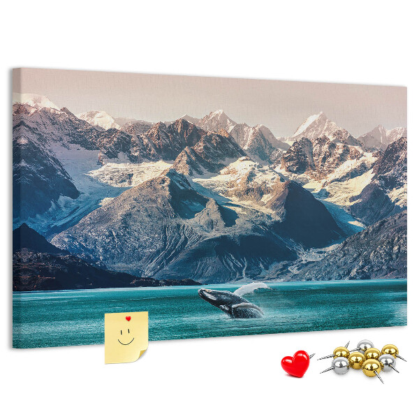 Kurken prikbord met een afbeelding van een springende walvis in een bergfjord