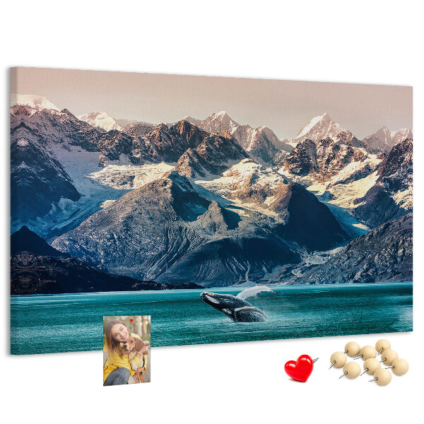 Kurken prikbord met een afbeelding van een springende walvis in een bergfjord