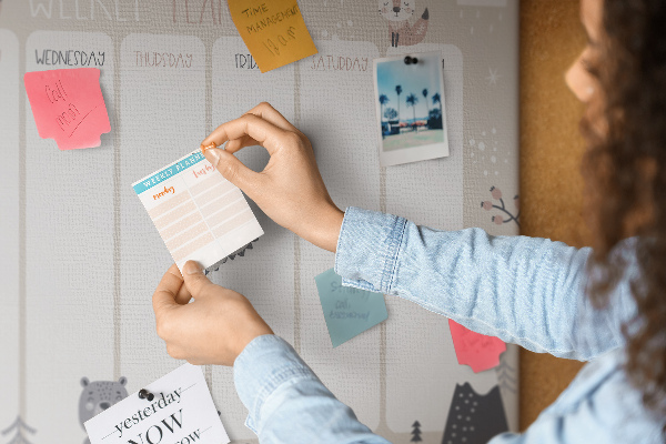 Kurkbord met bosdieren op de weekplanner