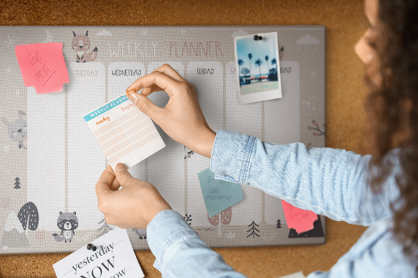 Kurkbord met bosdieren op de weekplanner