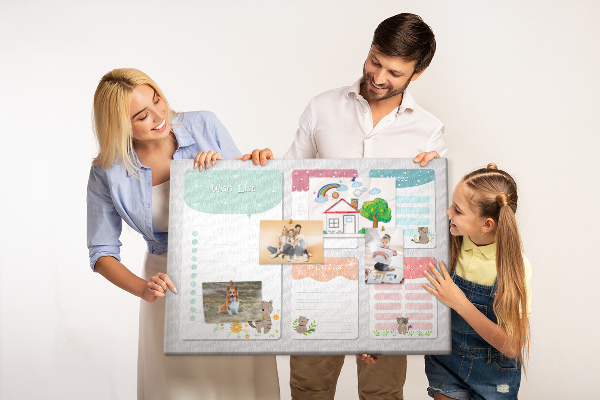Kurken prikbord met schattige katjes op kleurrijke briefjes
