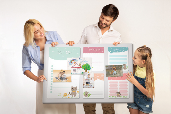 Kurken prikbord met schattige katjes op kleurrijke briefjes