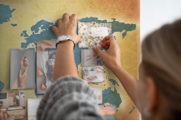 Wereldkaart prikbord op een bruine papieren achtergrond