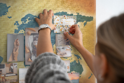 Wereldkaart prikbord op een bruine papieren achtergrond