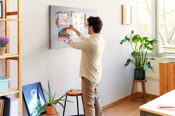 Kurkbord wereldkaart met een achtergrond van een bakstenen muur