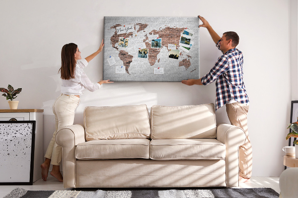 Kurkbord wereldkaart met een achtergrond van een bakstenen muur