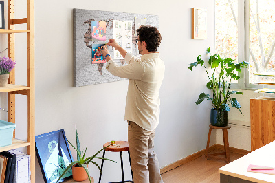 Kurkbord wereldkaart met een achtergrond van een bakstenen muur