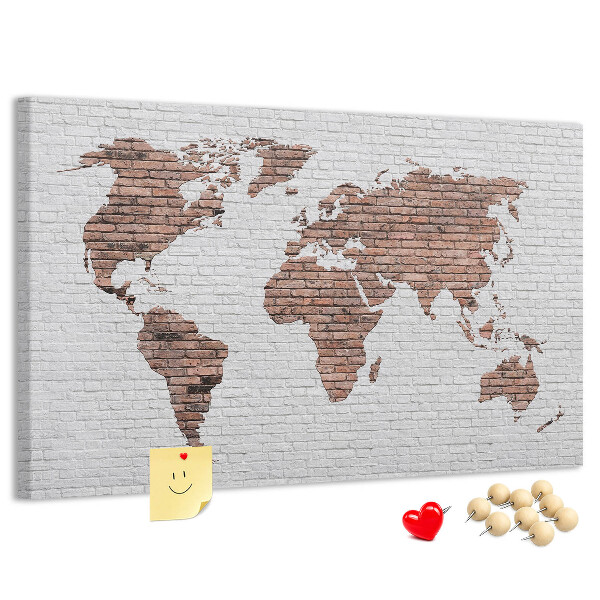 Kurkbord wereldkaart met een achtergrond van een bakstenen muur