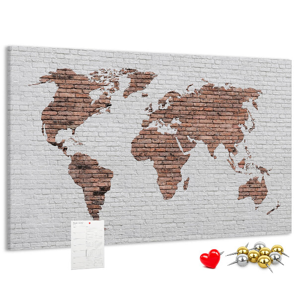 Kurkbord wereldkaart met een achtergrond van een bakstenen muur